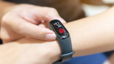 Fitnesstracker mit einem Puls von 75BPM
