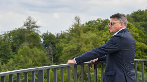Ministerpräsident Boris Rhein blickt von der Löwenburg in Kassel aus in die Ferne
