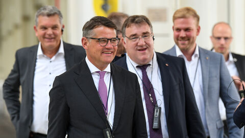 Ministerpräsident Boris Rhein beim Rundgang durch die Produktionhallen