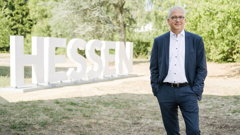 Tarek Al-Wazir vor den HESSEN-Buchstaben