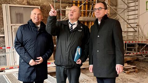 Hessens Justizminister Professor Dr. Roman Poseck, LBIH-Direktor Thomas Platte und Finanzminister Michael Boddenberg vor Ort bei der Besichtigung der Baustelle.