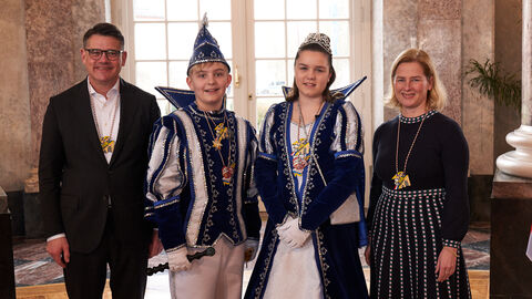 Ministerpräsident Boris Rhein und seine Frau Tanja Raab-Rhein empfangen im Schloss Biebrich in Wiesbaden hessische Fastnachtsvereine