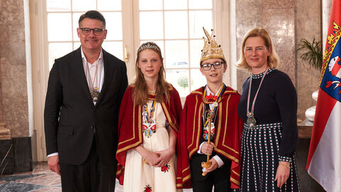 Ministerpräsident Boris Rhein und seine Frau Tanja Raab-Rhein empfangen im Schloss Biebrich in Wiesbaden hessische Fastnachtsvereine