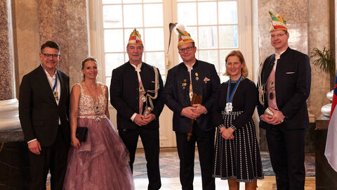 Ministerpräsident Boris Rhein und seine Frau Tanja Raab-Rhein empfangen im Schloss Biebrich in Wiesbaden hessische Fastnachtsvereine
