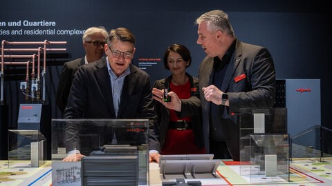 Ministerpräsident Rhein besucht hessische Unternehmen bei einem Rundgang über die ISH