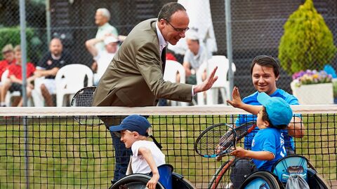 Der Hessische Innenminister Peter Beuth beim Rollstuhltennis