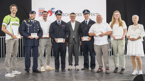 (v.r.n.l.): Christa Kreis, Marie Ludwig, Thilo Hanke, Tobias und Christian Pfeifer, Julian Zell, Jochen Richard Knoblauch und Benedikt Weber sind von Ministerpräsident Boris Rhein (Mitte) als „Menschen des Respekts“ ausgezeichnet worden.