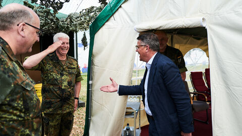 Ministerpräsident Boris Rhein zu Besuch auf dem Platz der Bundeswehr auf dem Hessentag 2023