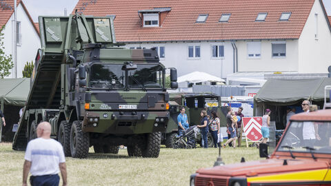 Bundeswehrfahrzeug auf der Ausstellungsfläche