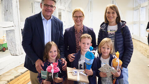 Ministerpräsident Boris Rhein und seine Frau Tanja Raab-Rhein mit Mehrlingen im Hessenpark in Neu-Anspach.