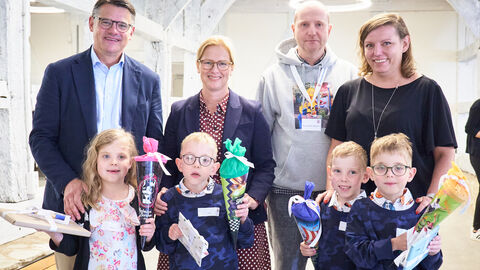 Ministerpräsident Boris Rhein und seine Frau Tanja Raab-Rhein mit Mehrlingen im Hessenpark in Neu-Anspach.