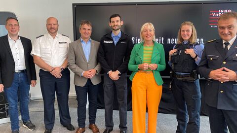 Digitalministerin Sinemus mit MdL Torsten Leweringhaus, Vize-Präsident des Hessischen Polizeipräsidiums für Technik, Bodo Koch, und dem Präsidenten des Hessischen Polizeipräsidiums für Technik, Frank von der Au sowie einer Polizistin und Polizisten des Innovation Hubs 110.