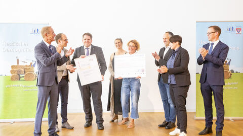 Der Chef der Hessischen Staatskanzlei und Demografie-Beauftragte der Landesregierung, Staatsminister Axel Wintermeyer, hat die Denkmalagentur des Landkreises Marburg-Biedenkopf mit dem zweiten Platz beim Hessischen Demografie-Preis 2023 ausgezeichnet. 