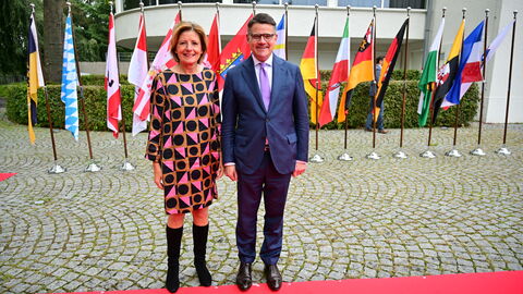 Begrüßung von Ministerpräsidentin Malu Dreyer (links) durch den Hessischen Ministerpräsidenten Boris Rhein (rechts)