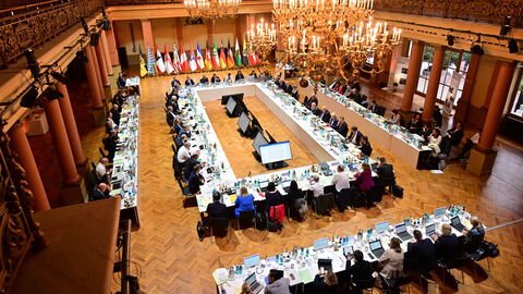 Zu Beginn der gemeinsamen Beratungen der Regierungschefinnen und Regierungschefs der Länder am Freitag im Festsaal des Gesellschaftshaus Palmengarten