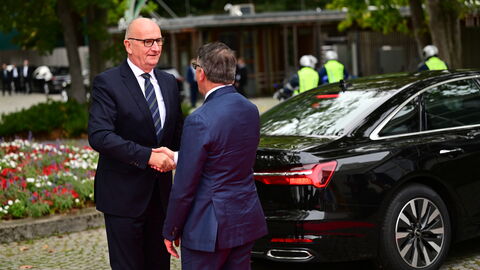 Vorfahrt von Ministerpräsident Dr. Dietmar Woidke (links) und Begrüßung durch den Hessischen Ministerpräsidenten Boris Rhein (rechts)