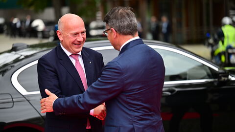 Vorfahrt des Regierenden Bürgermeisters von Berlin, Kai Wegner (links), und Begrüßung durch den Hessischen Ministerpräsidenten Boris Rhein (rechts)
