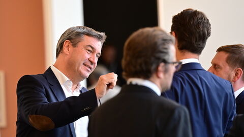 Vor dem Beginn der gemeinsamen Beratungen der Regierungschefinnen und Regierungschefs der Länder am Freitag im Festsaal des Gesellschaftshaus Palmengarten