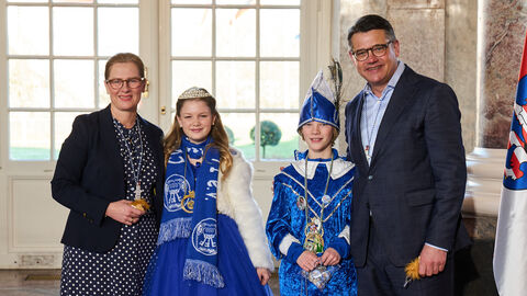 Ministerpräsident Boris Rhein und seine Frau Tanja Raab-Rhein empfangen im Schloss Biebrich in Wiesbaden Prinz Kinderprinzessin Viana I. und Kinderprinz Tom I. vom Carnevalverein „Die Schlüsselrappler" 71 e.V.; Viana Wilhelm, Tom Lehmann