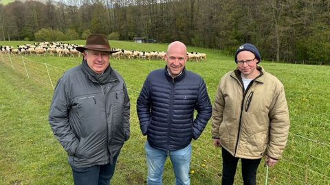Von links nach rechts: Karl-Heinz Weiß, Vorsitzender Schafhaltevereinigung Rhön, Landwirtschaftsminister Ingmar Jung, Moritz Weckbach von der Schäferei Weckbach