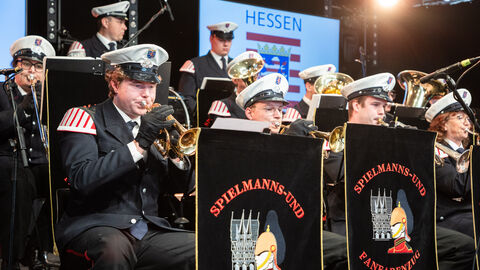 Ein Orchester spielt ein Lied