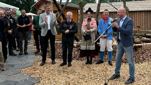 Landwirtschaftsminister Jung steht an einem Mikrofon auf einem Ausstellungsgelände. Daneben mehrere Zuschauerinnen und Zuschauer.