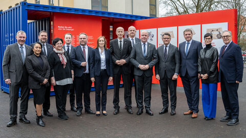Gruppenbild im Rahmen der Gedenkveranstaltung für die Opfer des Nationalsozialismus in Bad Arolsen am 27.01.2025