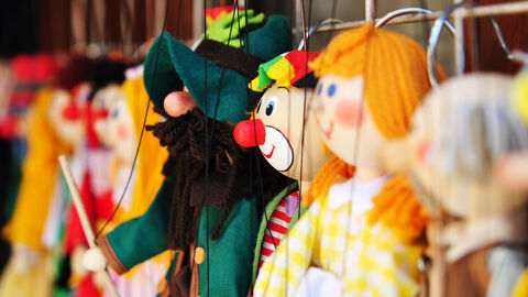 Mehrere fröhliche Marinettenpuppen