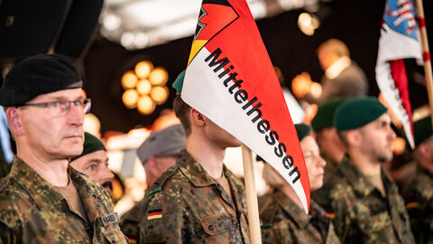 Veteranentag Hessentag 2025 Mehrere Personen in einer Uniform halten eine rotweiße Fahne mit dem Schriftzug Mittelhessen hoch.