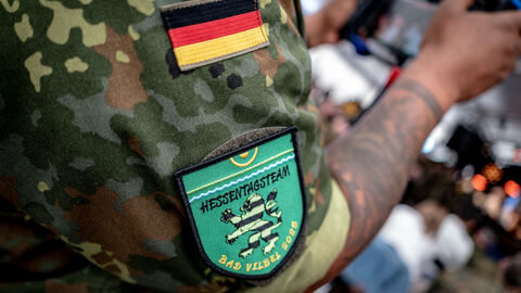 Veteranentag Hessentag 2025 Ein Ausschnitt einer Bundeswehr-Uniform mit einem Abzeichen des Hessenlöwen.
