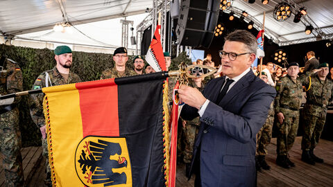 Hessens Ministerpräsident Boris Rhein verleiht das „Fahnenband des Hessischen Ministerpräsidenten“ an das Heimatschutzregiment 5. Hessens Ministerpräsident Boris Rhein verleiht das „Fahnenband des Hessischen Ministerpräsidenten“ an das Heimatschutzregiment 5.