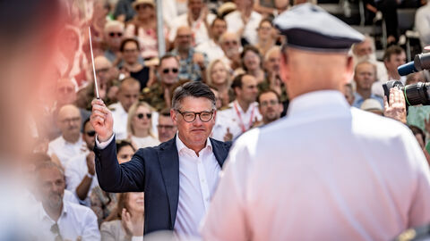 Ministerpräsident Boris Rhein greift auch selbst zum Taktstock.