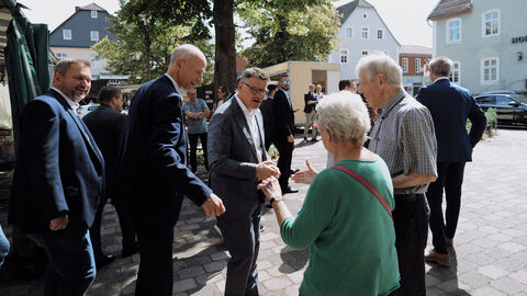 Mehrere Personen stehen zusammen und reden.