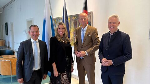 Bildungsminister Schwarz mit der bayerischen Kultusministerin Stolz und weiteren Personen beim Arbeitsaustausch.