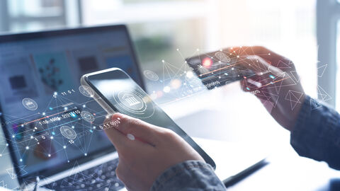 Jemand hält eine Karte vor ein Handy und mit grafischen Elementen wird der Prozess der Digitalisierung abgebildet und wie das kontaktlos alles funktioniert.