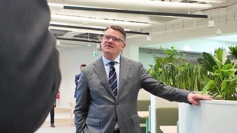 Herr Rhein wird interviewed. 