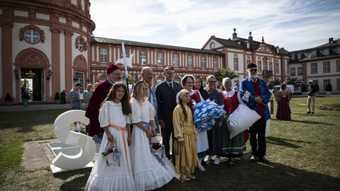 Die Hoheiten stehen gemeinsam vor dem Schloss Bieberich.