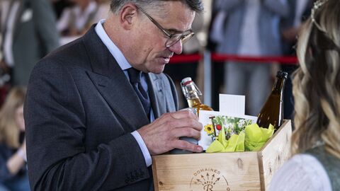 Herr Rhein erhält einen Präsentkorb.