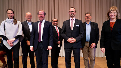 v. l. n. r.: Katrin Schleenbecker (MdL), Uwe Serke (MdL), Dr. Volker Fleck, Torsten Kunze (Abteilungsleiter der Vollzugsabteilung im HMdJ), Frank Posingies, Frank-Tilo Becher (MdL), Eva Kühne-Hörmann