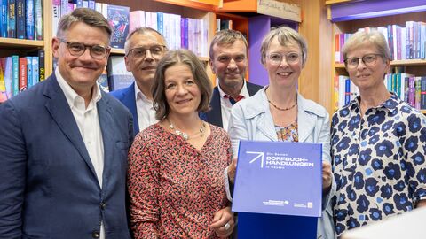 Ministerpräsident Rhein bei der Verleihung „Hessens beste Dorfbuchhandlung“.