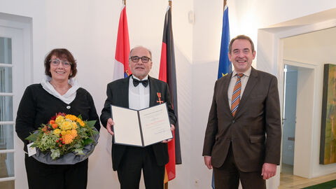 Kultusminister Lorz überreicht Verdienstkreuz am Bande an ehemaligen Basdorfer Ortsvorsteher Eberhard Lamm