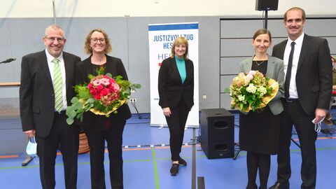 (v. l. n. r.): Nora Stang-Albrecht mit Ehepartner (neue Leiterin der Justizvollzugsanstalt Frankfurt III), Justizministerin Eva Kühne-Hörmann und Michaela Wasemüller mit Ehepartner (neue Leiterin der Justizvollzugsanstalt Wiesbaden)