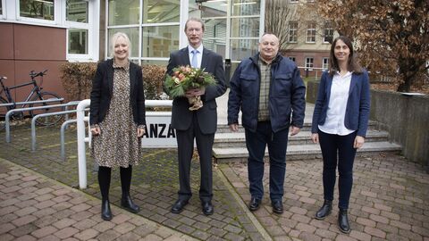 Die beiden Geschäftsstellenleiterinnen Natascha Näther (links) und Stephanie Blieder (rechts) sowie der Personalratsvorsitzende Steffen Lerch begrüßen den neuen Amtsleiter Herrn Reiner Wagner. 