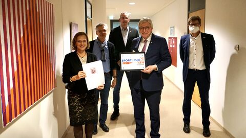 v.l. nach rechts: Bürgermeisterin Dietlind Grabe-Bolz, der Leiter Bäderbetriebe Stadtwerke Gießen, Uwe Volbrecht, der Amtsleiter des Sportamtes Gießen, Tobias Erben, Ministerpräsident Volker Bouffier und Technischer Vorstand der Stadtwerke Gießen, Matthias Funk.