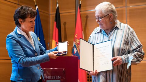 Europaministerin Lucia Puttrich bei der Überreichung des Bundesverdienstkreuzes an Barbara Thiem