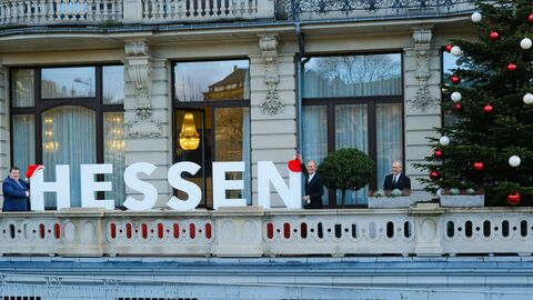 Staatsminister Axel Wintermeyer (Mitte) freut sich gemeinsam mit Europa-Staatssekretär Mark Weinmeister (links) über den Weihnachtsbaum des Waldbesitzer-Verbandes, den Präsident Michael Freiherr von der Tann übergeben hat.