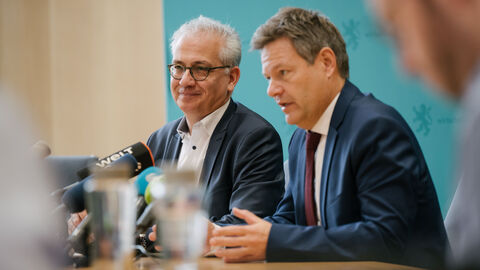 Wirtschafts- und Energieminister von Hessen und dem Bund bei Pressestatement: Tarek Al-Wazir und Robert Habeck