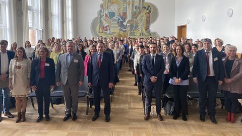Gruppenfoto mit Kultusminister Lorz und ukrainischen Lehrkräften