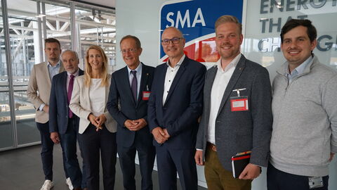 Der Chef der Staatskanzlei, Staatsminister Axel Wintermeyer, mit dem Team der SMA Solar Technology AG in Niestetal.