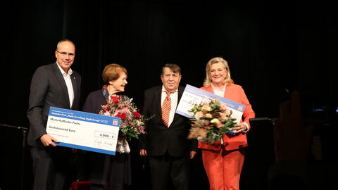 Innenminister Peter Beuth hat zusammen mit der Landesbeauftragten für Heimatvertriebene und Spätaussiedler, Margarete Ziegler-Raschdorf, den diesjährigen Landespreis verliehen.